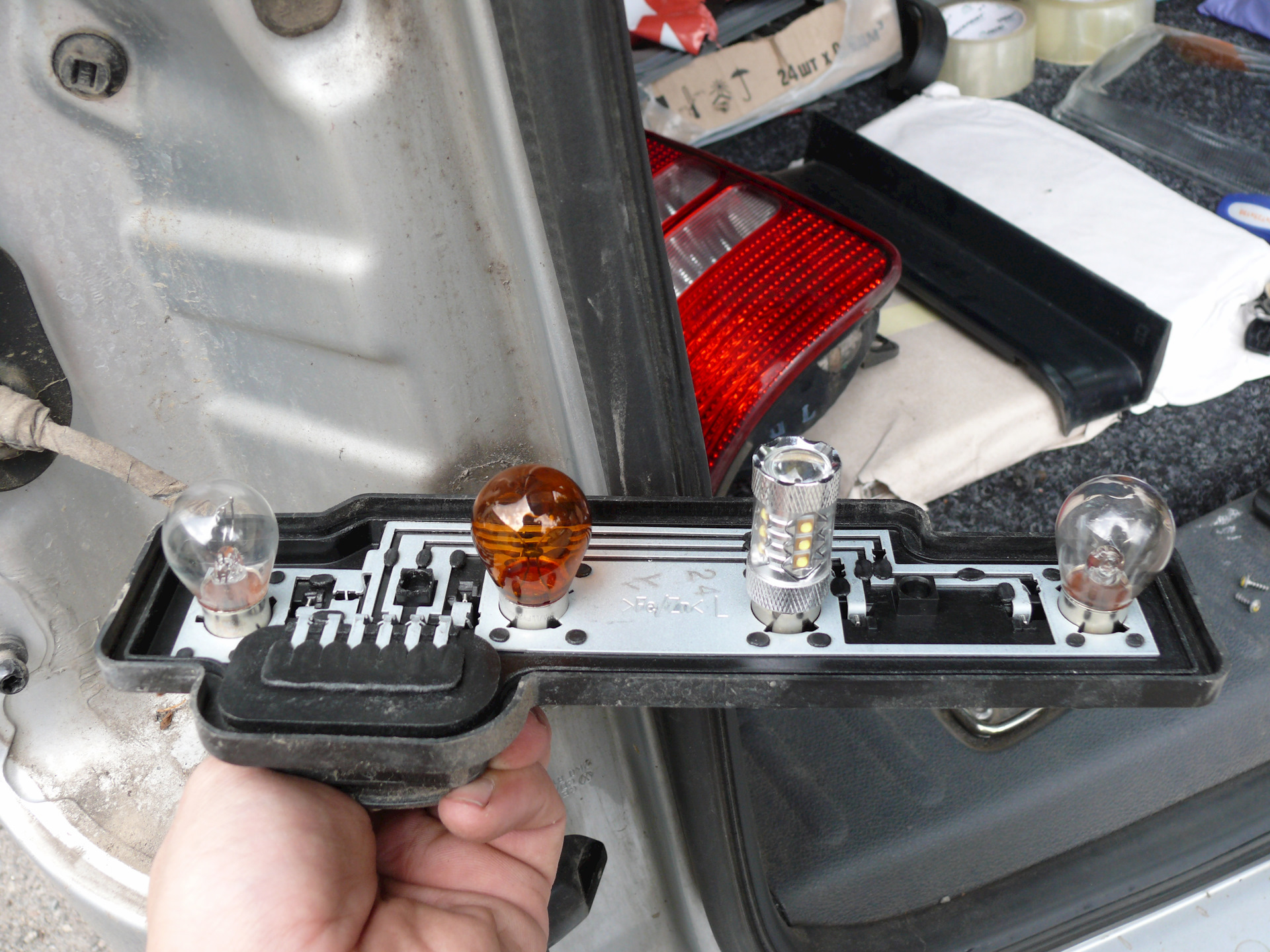 #28 замена ламп поворотников на OSRAM Diadem - Volkswagen Caddy (3G), 2 л, 2011 