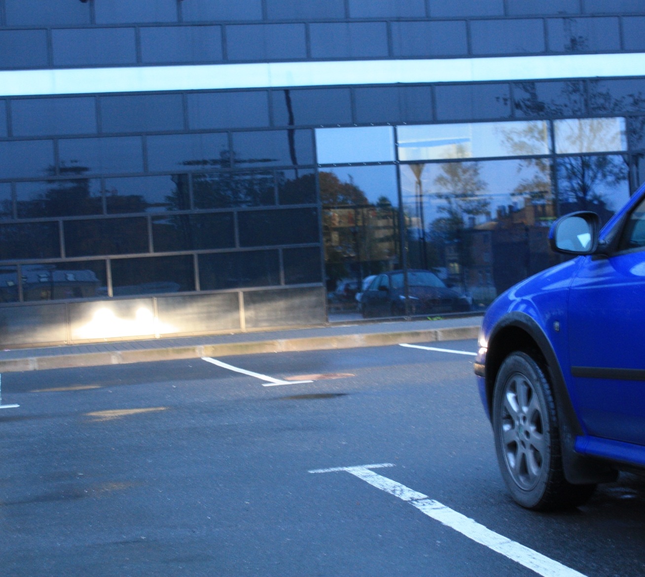 свет с 14 метров в 'стеклянную' стену — Skoda Octavia Combi A4 Mk1