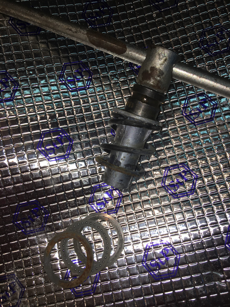 Втулка, пружина и подшипник. — Volkswagen Passat Alltrack (B7)