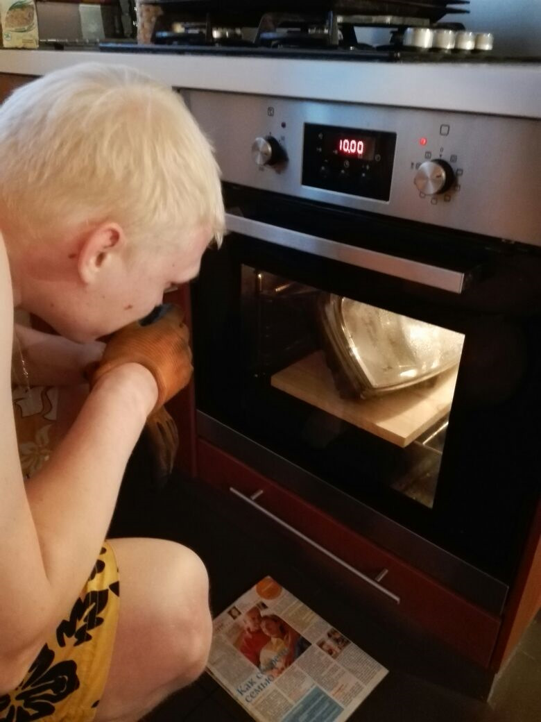 Переодически помешивая, поливая соусом и добовляя соли, фара пролежала в духовке практически 25 мин и хоть бы хрен — Lada Калина Хэтчбек (1G)