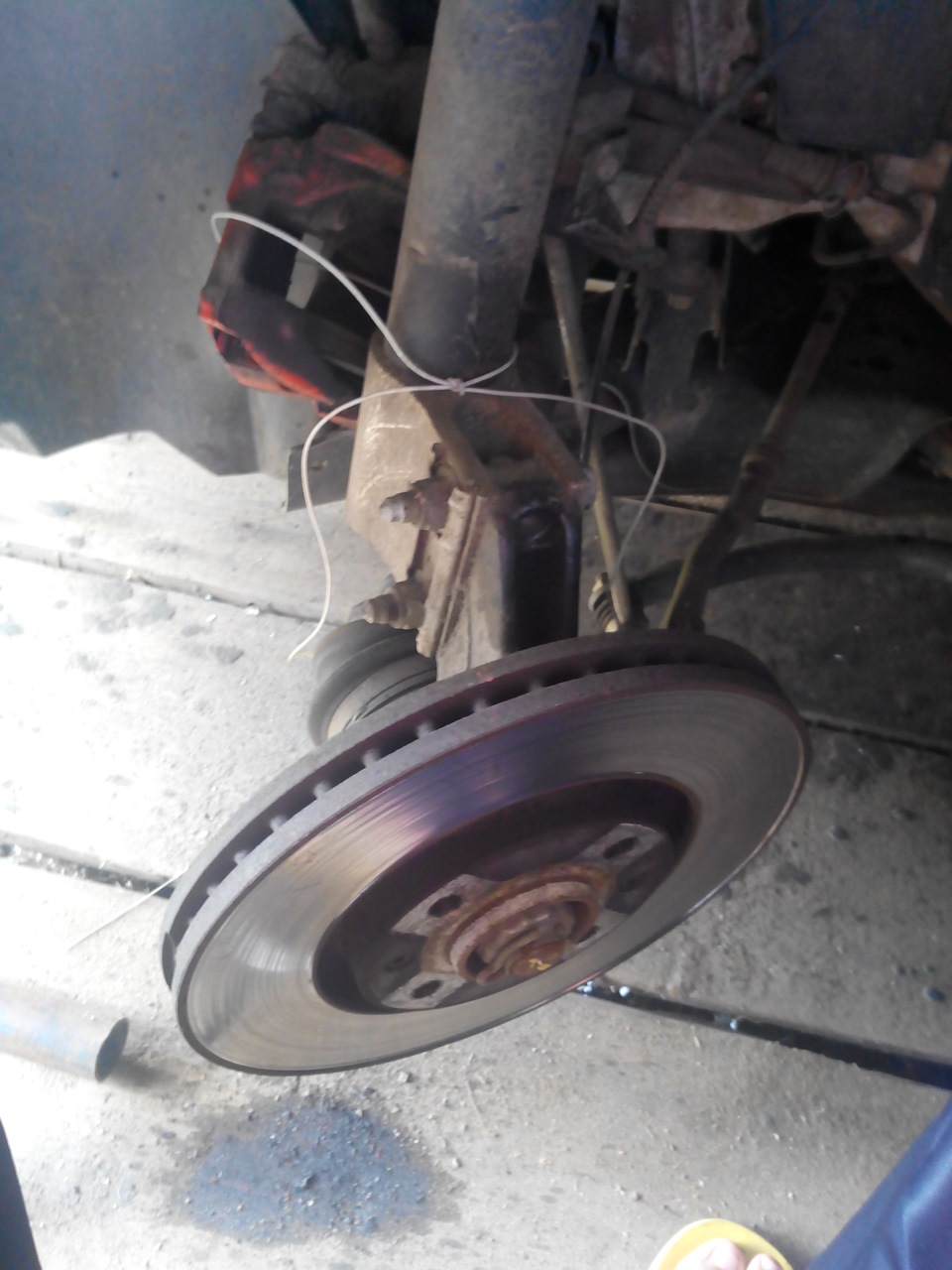 Замена передних тормозных дисков и колодок)))+замена салонного фильтра ...