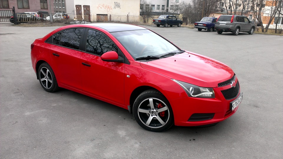 Chevrolet Cruze красный с черной крышей