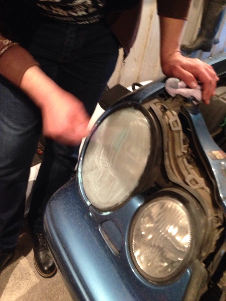 #3 полировка фар зубной пастой) — Mercedes-Benz E-class (W210), 1997 ...