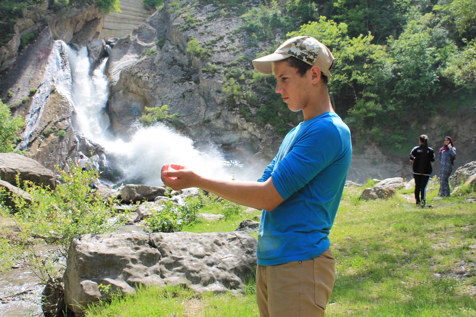Фотография туристки на фоне хучницкого водопада