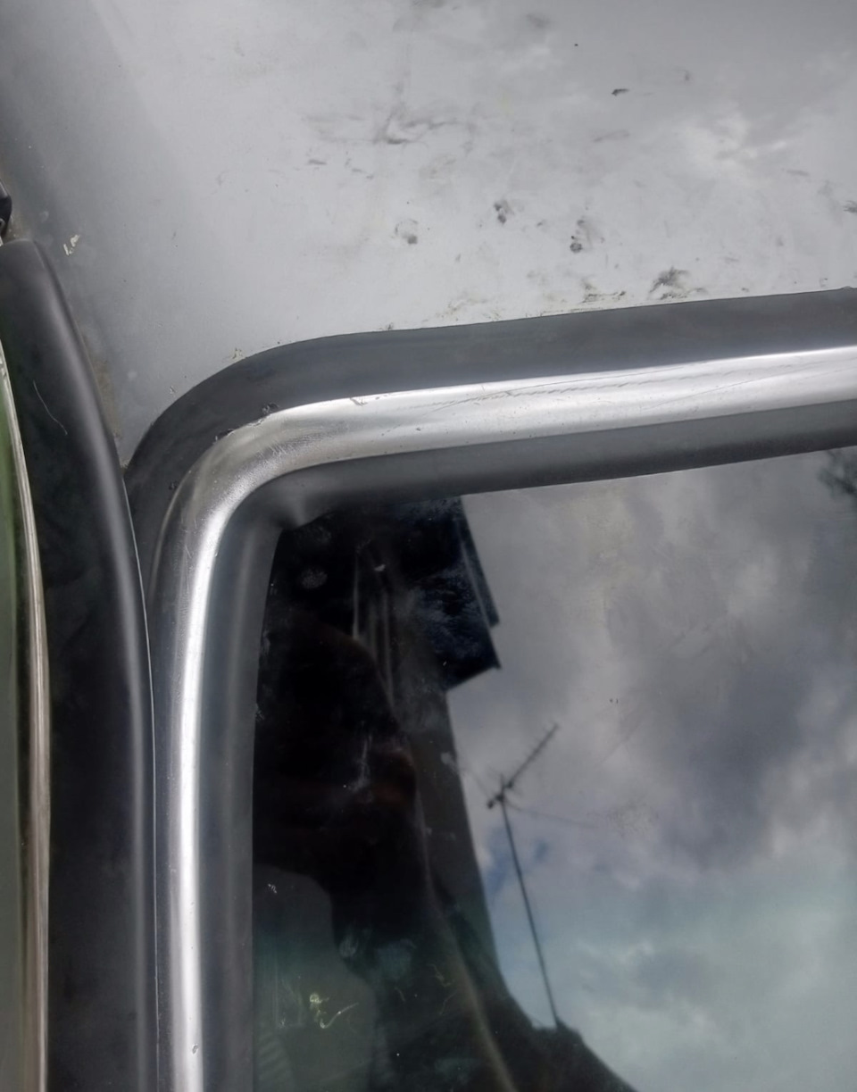 На скорую руку было куплено лобовое и резинки. Первая вообще не подошла, а вторая кое-как. Пока течи обнаружено не было — Mercedes-Benz W123