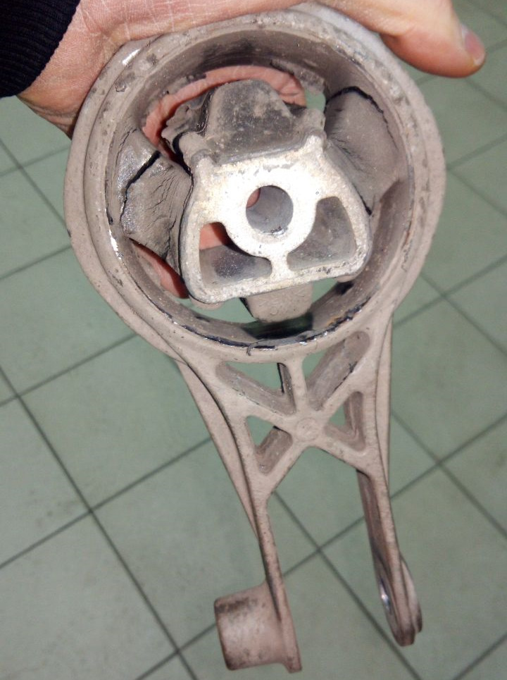 Замена подушки двигателя — Chevrolet Volt (1G), 1,4 л, 2011 года ...