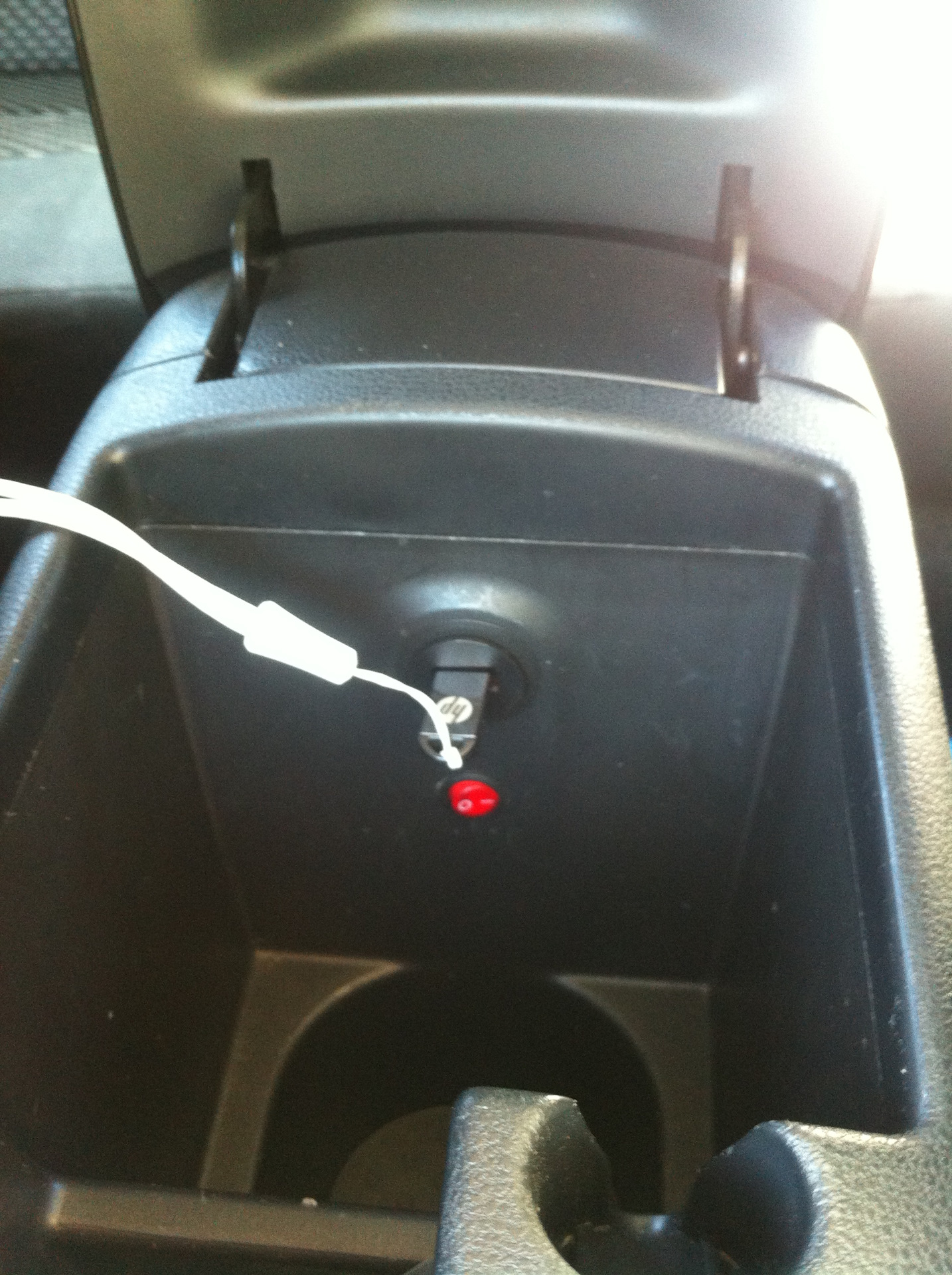 Где находится аукс вход AUX & mp3 "YATOUR" (установка USB в Кашкай) - Nissan Qashqai (1G), 1,6 л, 2008 г