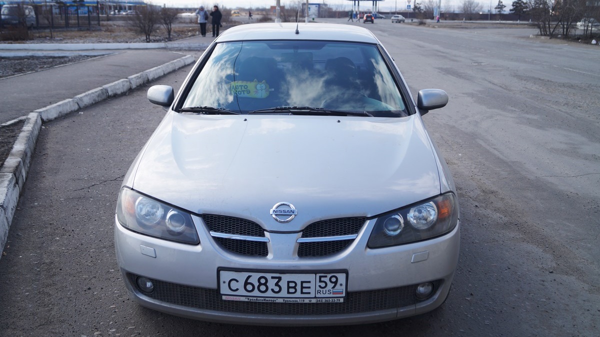 Альмера 2005 года. Фото Рено Альмера 2005 года. Цвет kg1 Nissan.