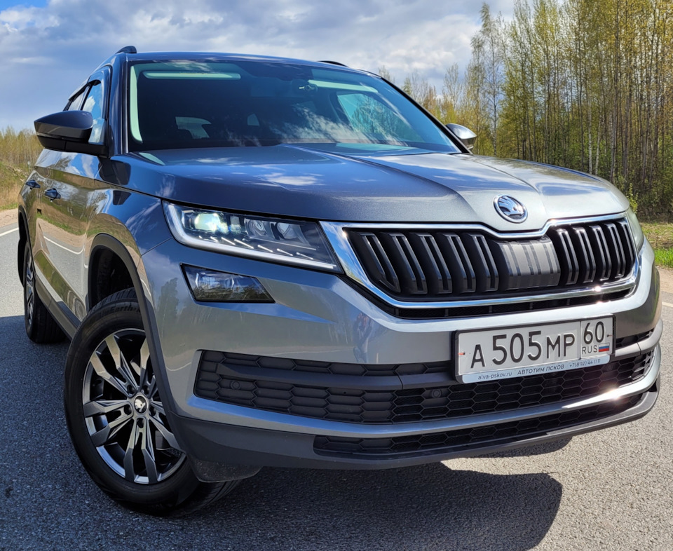 Skoda Kodiaq в салоне с бантом