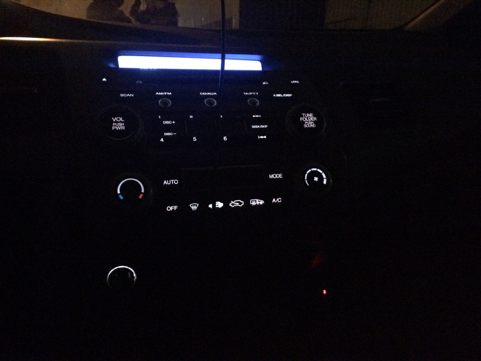 Подсветка магнитофона. Подсветка магнитолы Civic 5d. Подсветка магнитолы ds100. Подсветка магнитолы Хонда джаз 2005 замена на диоды. Магнитола подсветка горит синим и видно надписи.