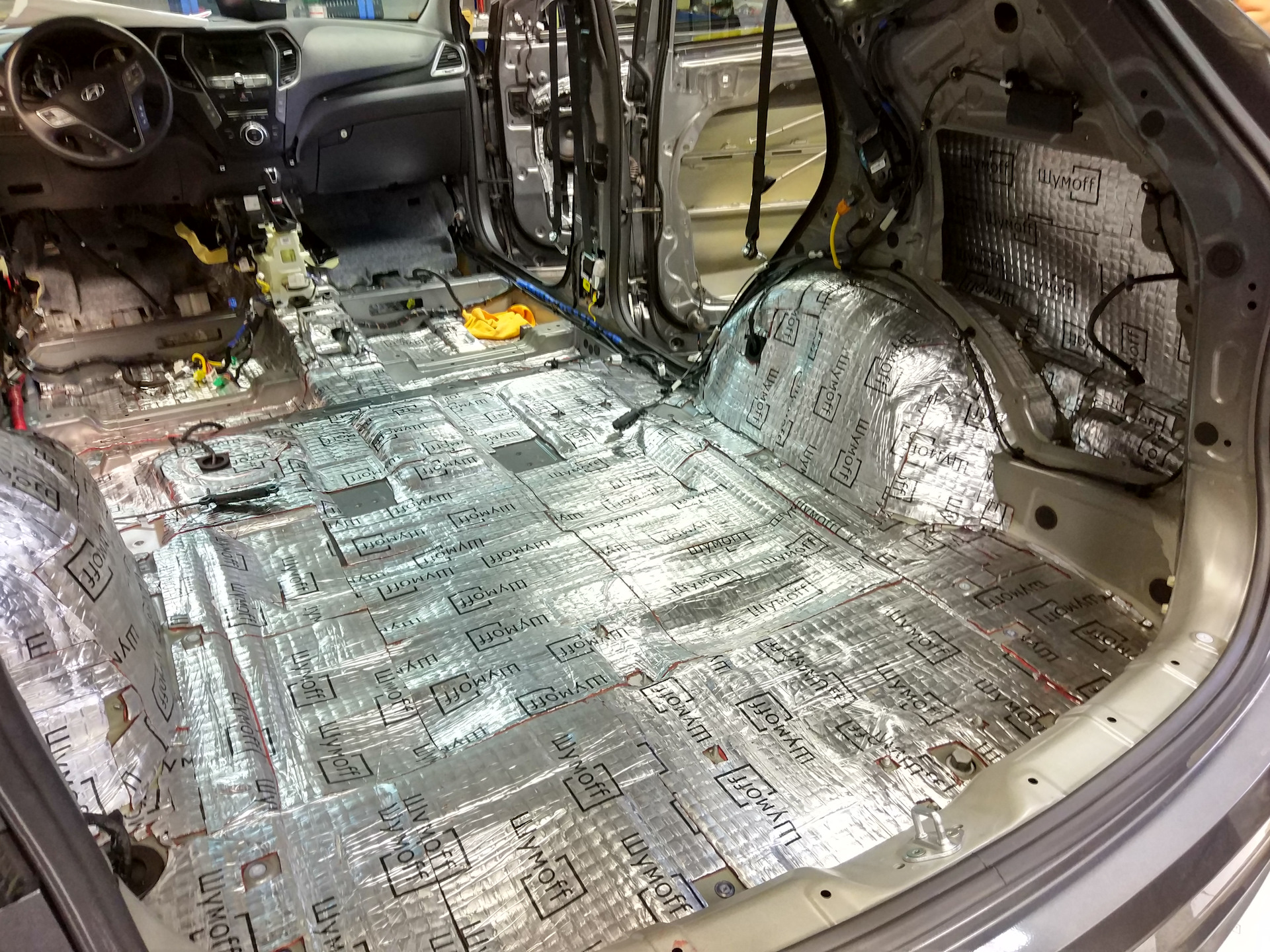 Шумоизоляция исузу nqr. Шумоизоляция кузова прадо 150. Audi q5 шумоизоляция крышки багажника. Шумоизоляция дизеля. Шум хаус.