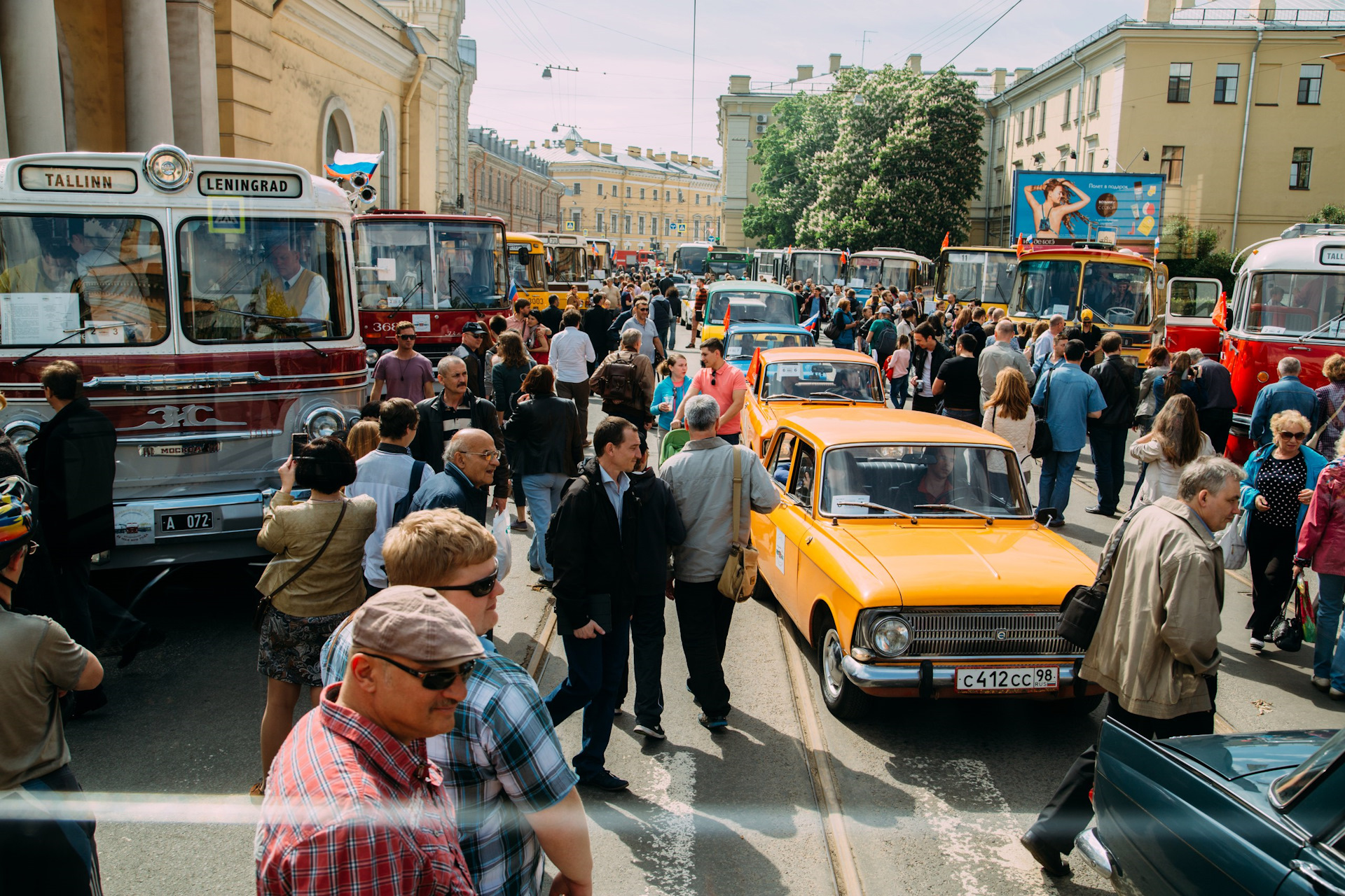 Транспорт 21. Vi Петербургский Международный парад ретро-транспорта. Ретро парад в Санкт Петербурге 22 мая 2021 года.. Парад ретро автомобилей Петербург май 2021 год фото. Большой город ретробас.