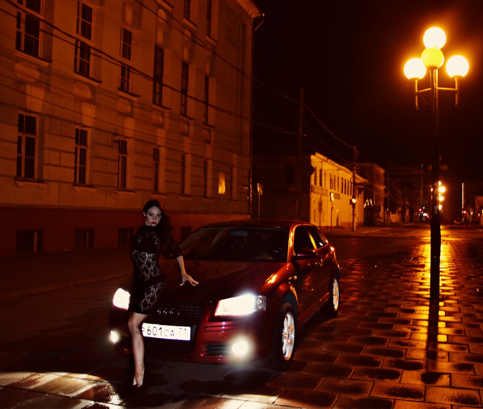 Музыка на улице ночью. Улица с машиной и фонарем. Фотосессия на улице ночью. Девушка брюнетка на ночной улице. Ночь, улица, фонарь такси.