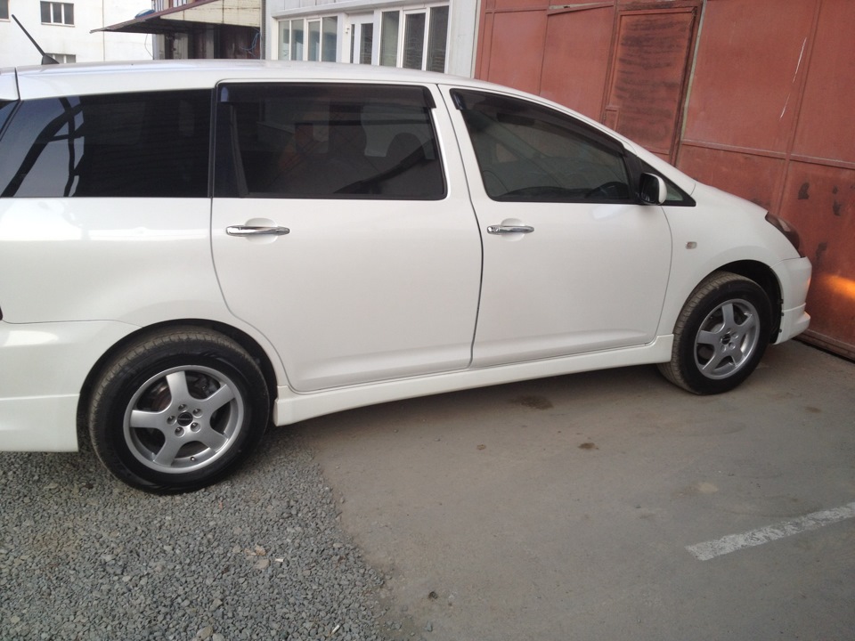 Резина на тойота виш. Toyota Wish r15. Колëса Toyota Wish 205/60 r16. Toyota Wish 2005. Тойота Виш 205.