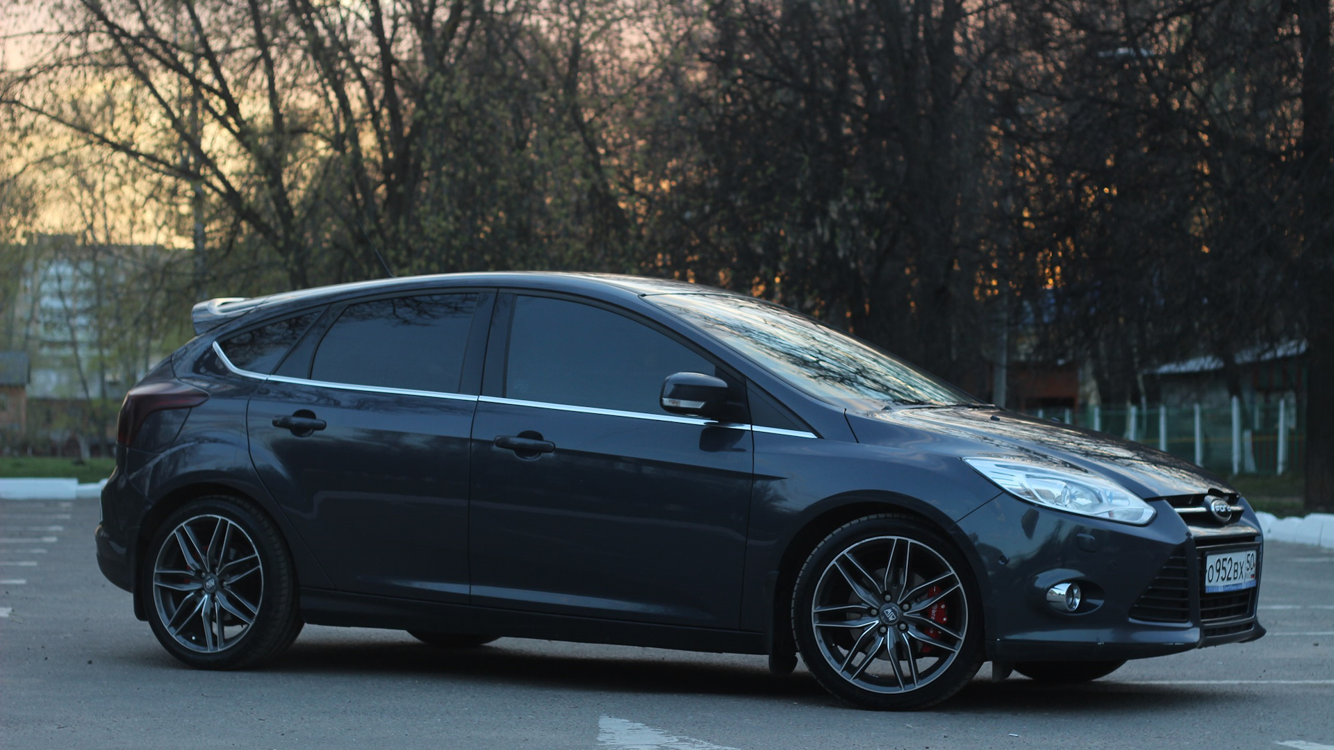 Хэтчбек дисками. Ford Focus 3 r18 черный. Ford Focus 3 Black Hatchback Tuning. Ford Focus 3 Hatchback Grey. Ford Focus 3 Hatchback Black на дисках.