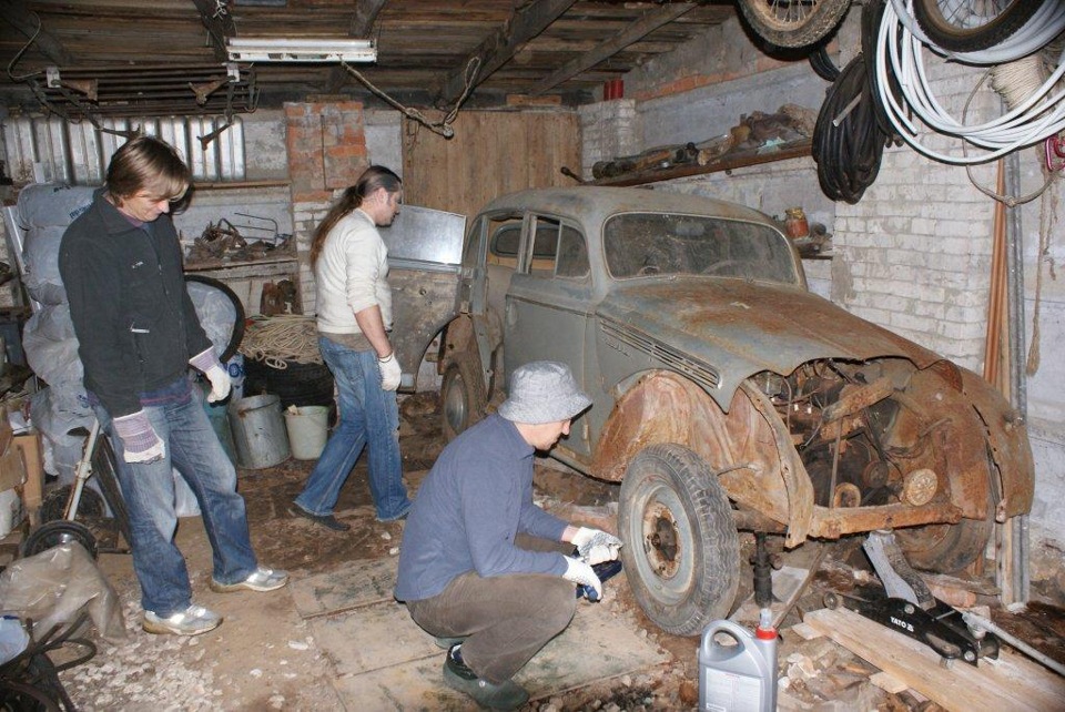 Восстановление автомобилей своими руками. Москвич 401 реставрированный. Реставратор авто. Советский гараж с автомобилем. Москвич в гараже.