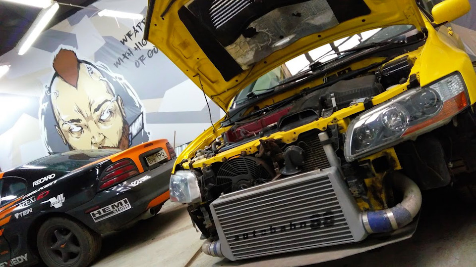 без пленки — Mitsubishi Lancer Evolution VIII. Запчасти на фото: B8190