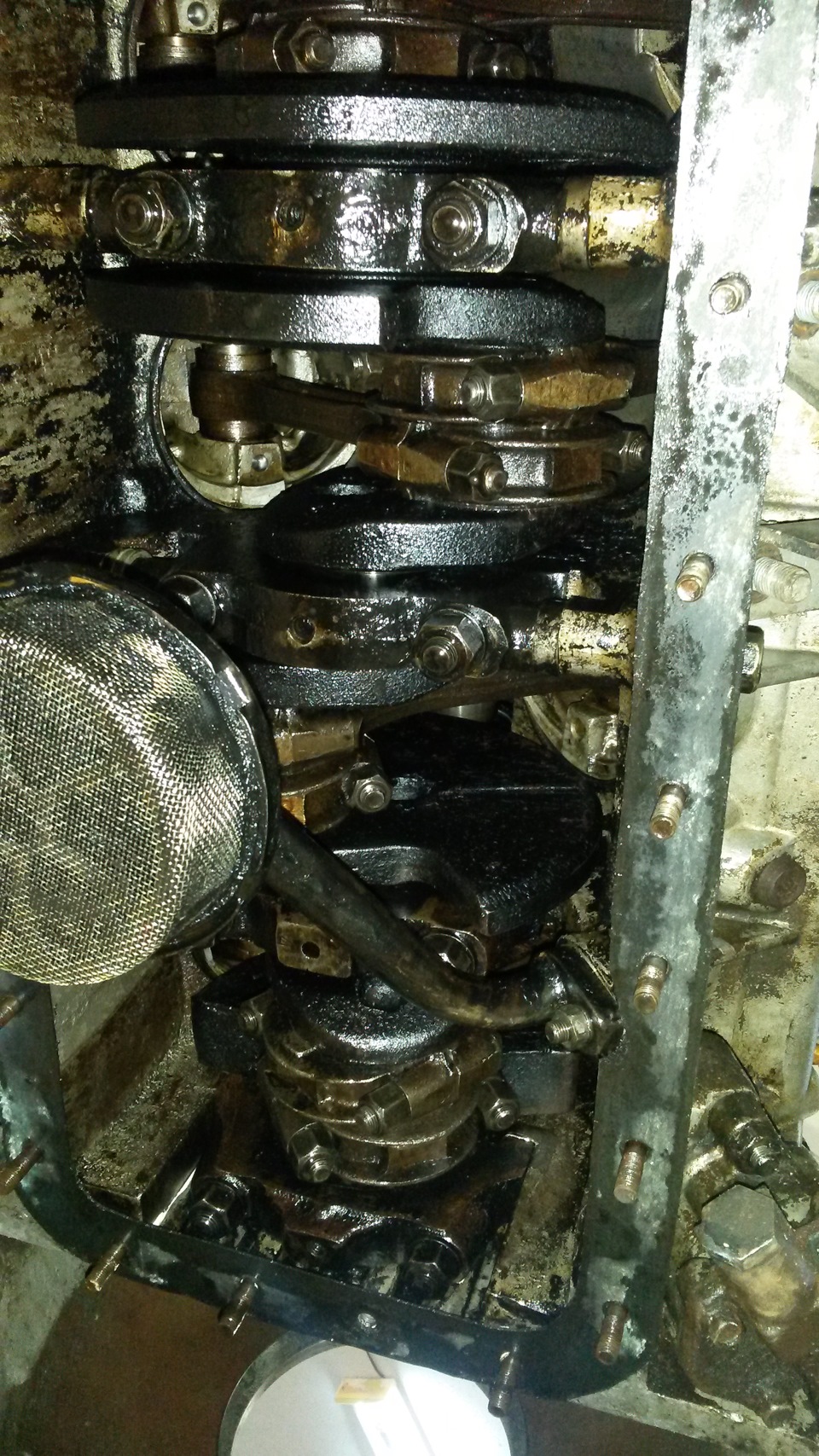 Снял поддон — вроде все нормально собрано, все затянуто. На гильзах виден хон. — ГАЗ 24