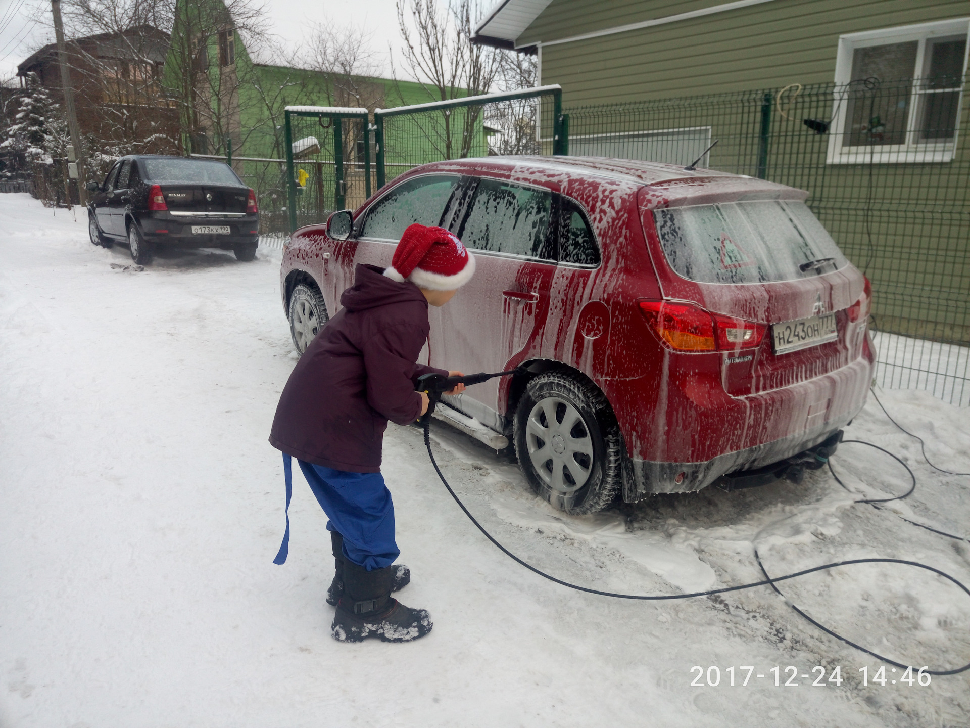 Можно мыть машину в морозы. Мойка авто зимой. Автомобиль на мойке в Мороз. Замерзший автомобиль. Мойка зимняя автомобильная.