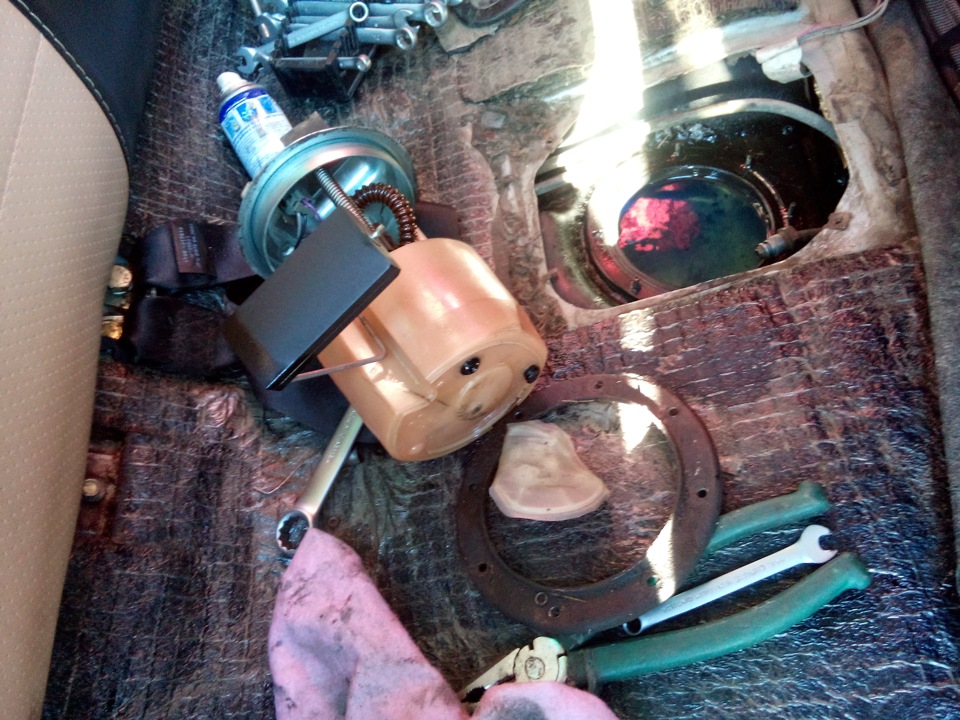 замена фильтра на бензонасосе — Lada 2114, 1,5 л, 2004 года | своими ...