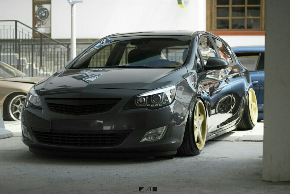 Opel Astra stance