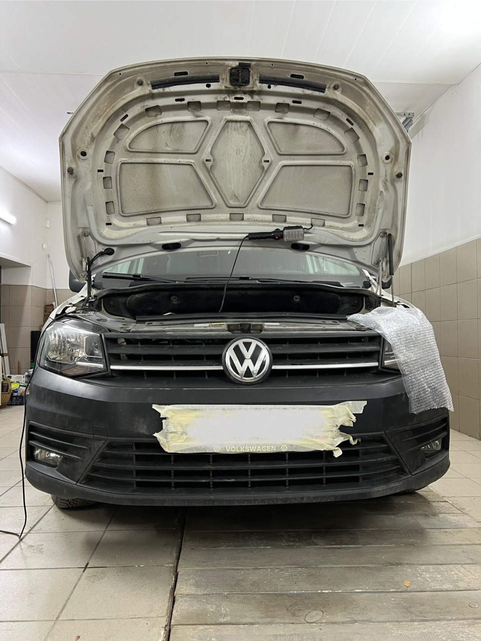 Бампер на место. Фары на месте но пока не горят — Volkswagen Caddy (4G)
