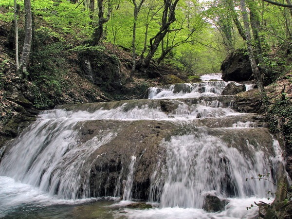 Вода крыма евпатория. Источник Аджи Су в Крыму. Минеральные воды Крыма. Минеральные воды Крыма источники. Минеральные источники Крым ЮБК.