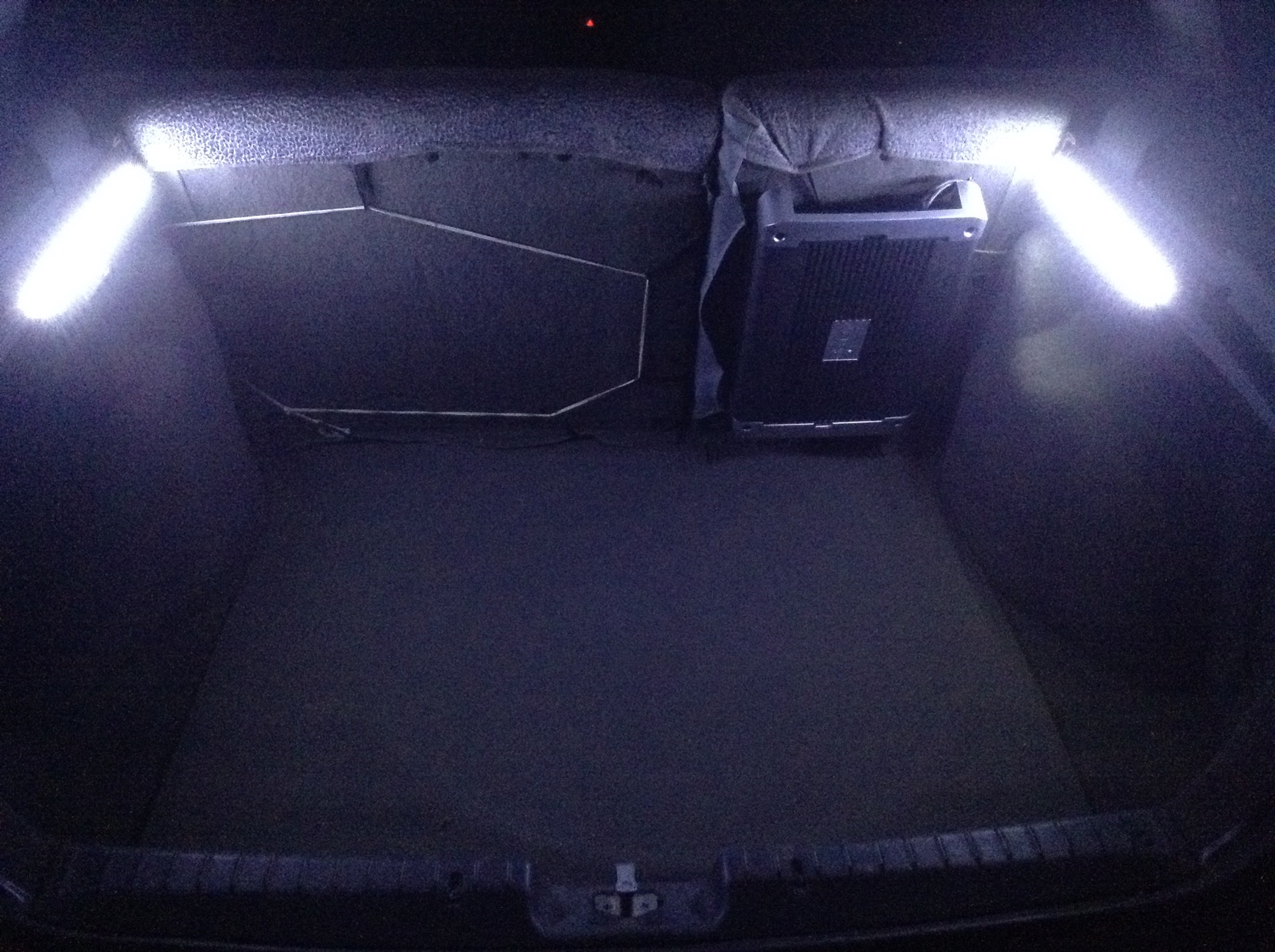 Подсветка багажника нива. Лампа подсветки багажника Golf 4. Подсветка багажника Калина 1 универсал. Подсветка багажника ВАЗ 2106. Лампочка подсветки багажника Аккорд 6.