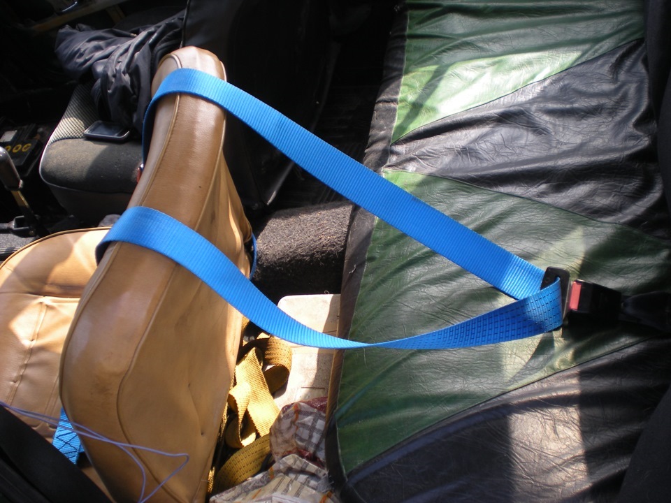 заднее крепление, нашел какуе то дырку в лонжероне пола и воткнул туда болт, само крепление в лонжероне буду усиливать и наваривать лист метала для крепкости — Lada 2106