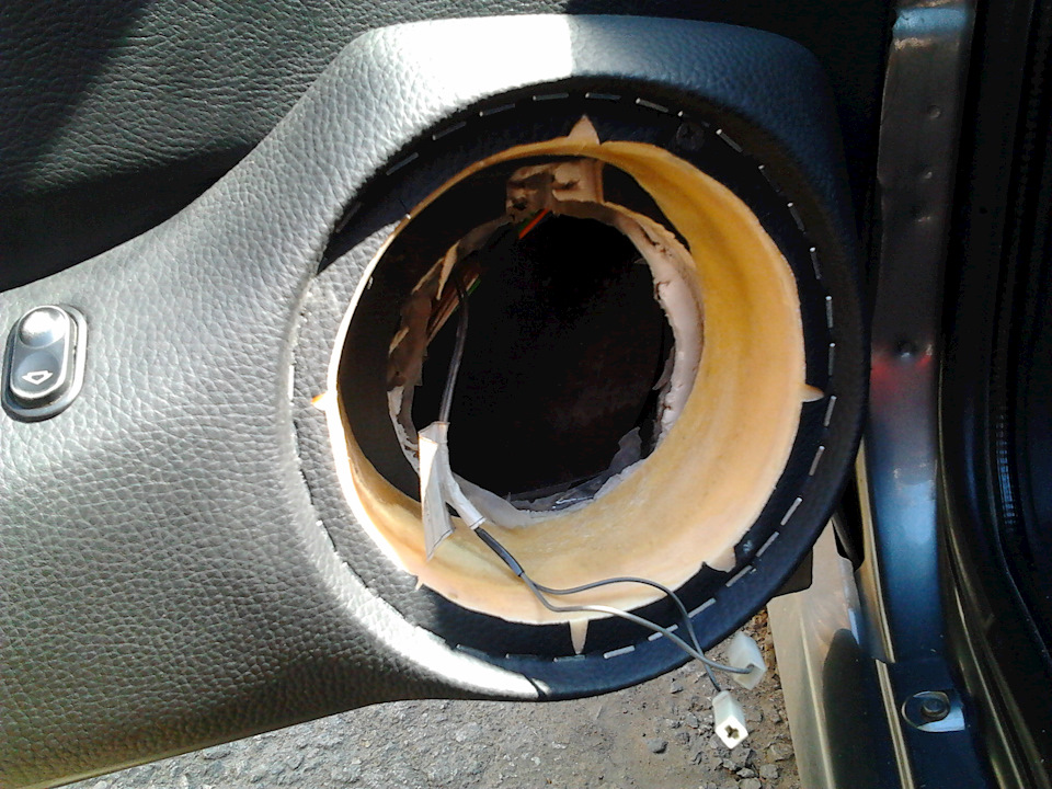 Отверстия под динамики. Как вырезать под динамики. Вырезать метал под динамики. Вырезать в двери отверстие под 20см динамик. Вырезать дырки под динамики.