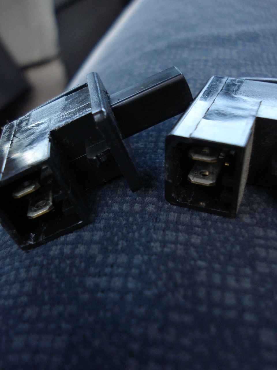 Меняем местами концевики подсветки бардачка и ручника или решение