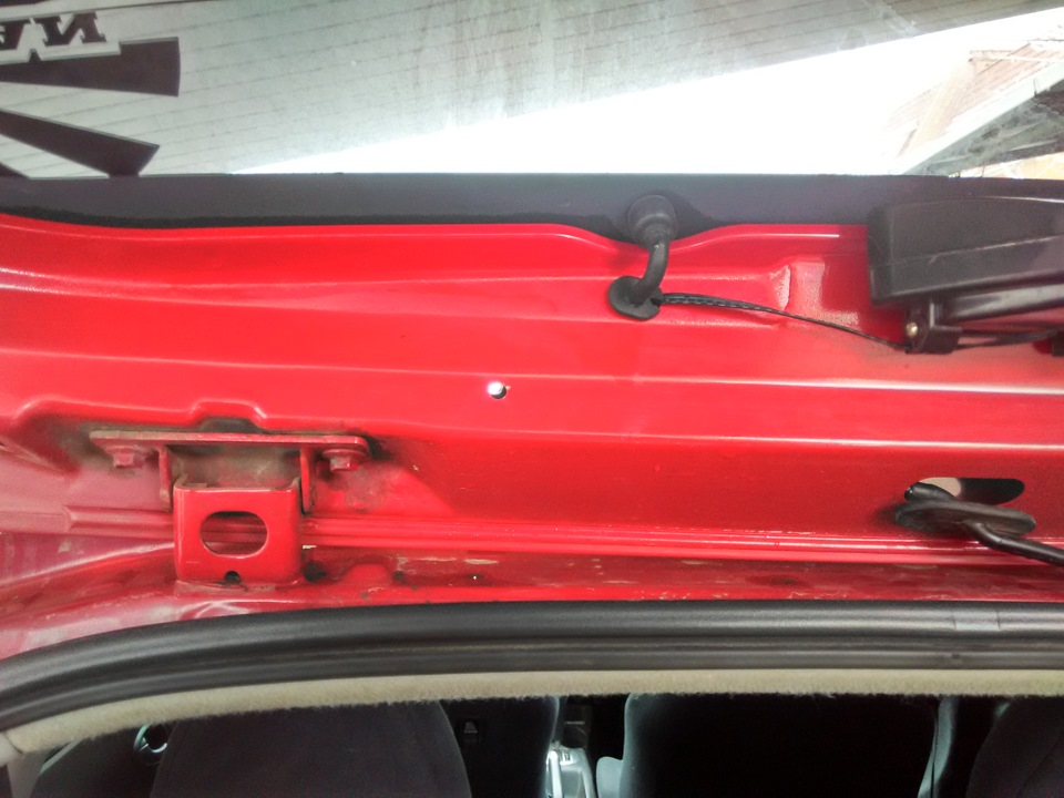 c232c26s 960 Как крепится спойлер на багажник