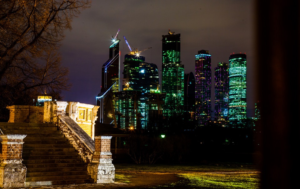 Парк москвы ночью. Москва ночью. Фон ночная Москва. Москва парк ночью. Красивые места в Москве для прогулок ночью.