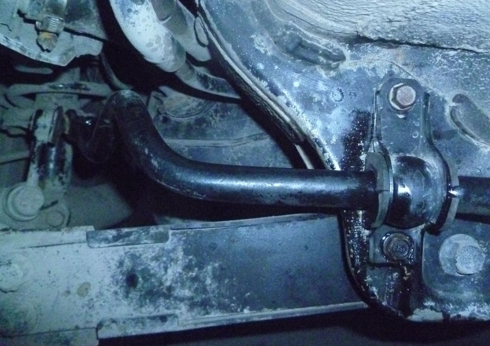 Установка переднего стабилизатора. Установка переднего стабилизатора. Установка переднего стабилизатора. Передние стойки стабилизатора мазда 626. Передний стабилизатор toyota corolla 100.