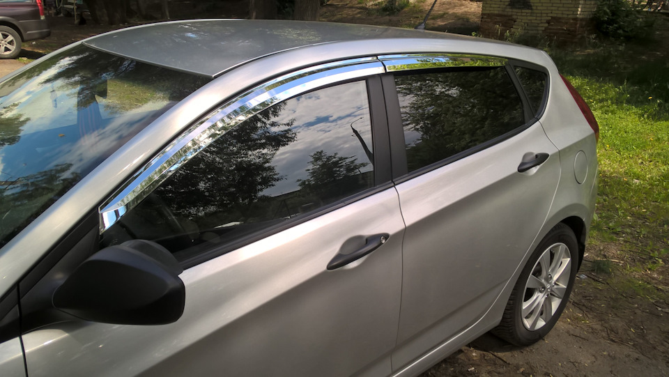 Хромированные дефлекторы боковых окон — Hyundai Solaris Hatchback, 1,6 ...
