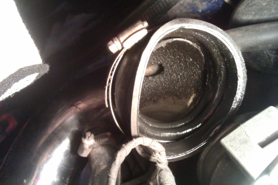 Это что-то новое! Патрубок лопнул. Во впуске куча дepьма. Капец ...