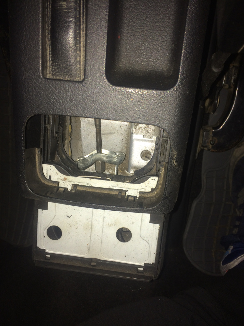 Замена тросиков ручника — Volkswagen Golf Mk4, 1,8 л, 2001 года ...