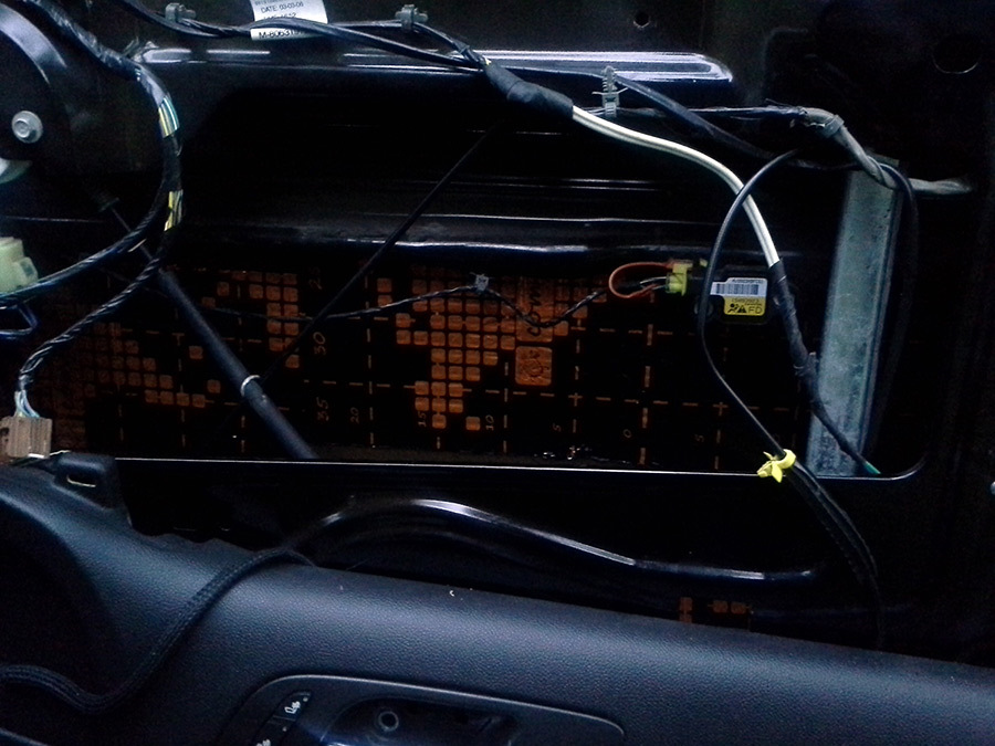 слой Comfort mat Dark D3 — Chevrolet Tahoe (GMT900). Запчасти на фото: 090500