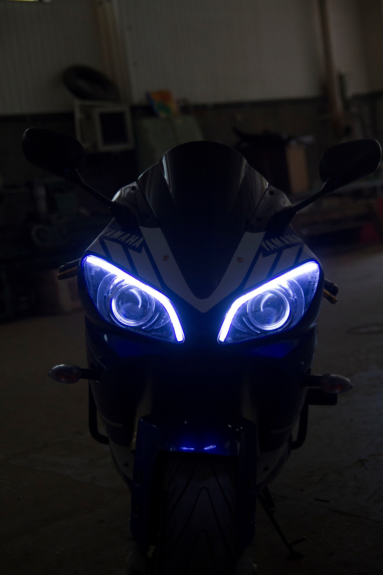 Yamaha r1 фары в темноте