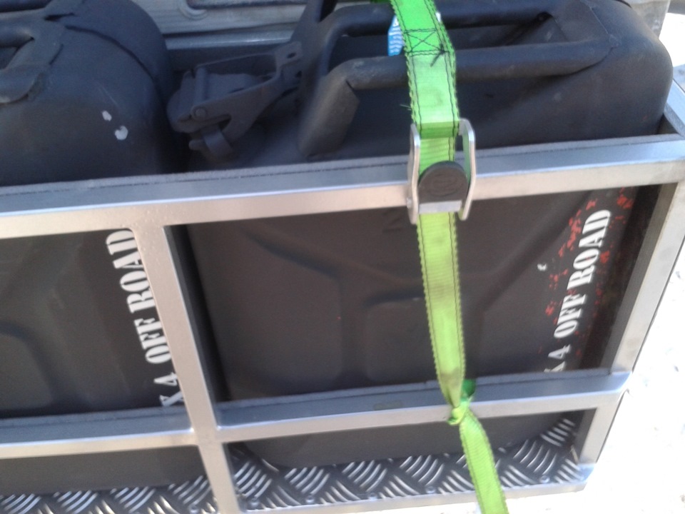 c275d02s 960 Как крепить канистру в прицепе