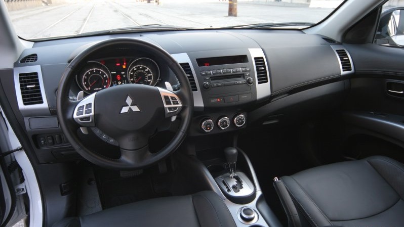 Mitsubishi outlander xl салон. Mitsubishi Outlander XL 2010 салон. Митсубиси Аутлендер XL 2010 салон. Mitsubishi Outlander 2010 салон. Мицубиси Аутлендер 2010 салон.