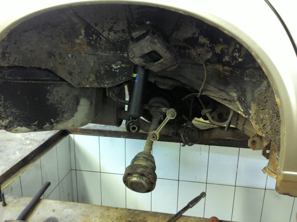 снимали рычаг, чтобы заменить подшипник — BMW 5 series (E28)