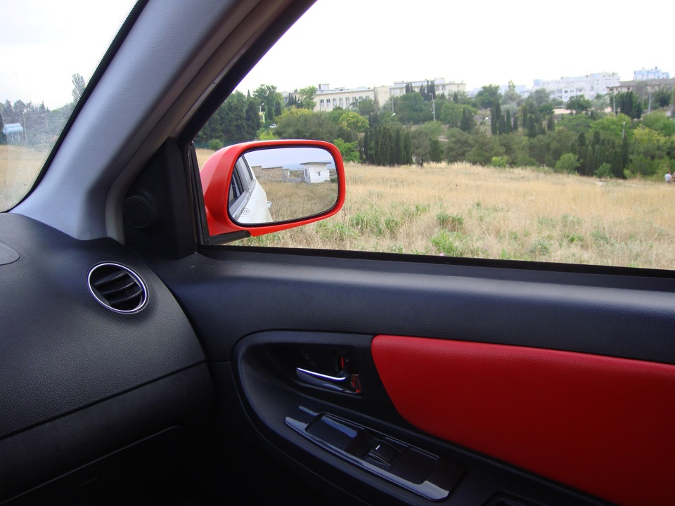 Красные зеркала и спойлер на месте — Geely MK Cross, 1,5 л, 2012 года ...
