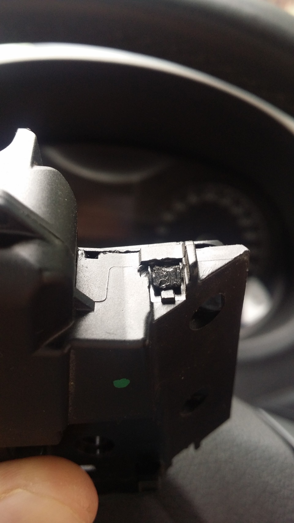 Ремонт концевика замка багажника Поло седан — Volkswagen Polo Sedan, 1 ...