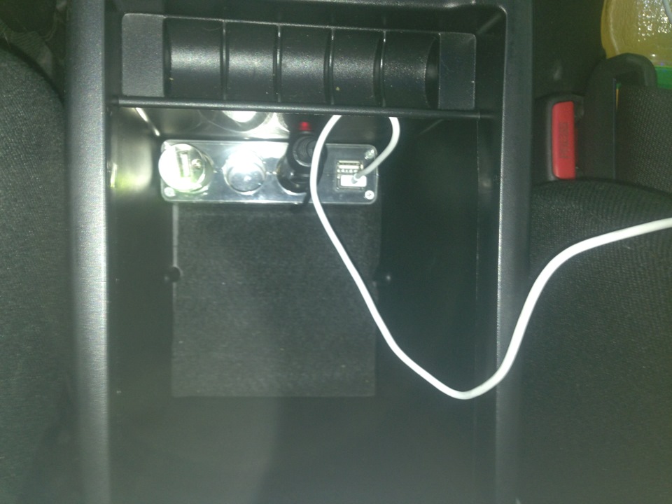 Розетки в подлокотнике (с выходом USB) — Mazda 6 (1G) GG, 2 л, 2007 ...