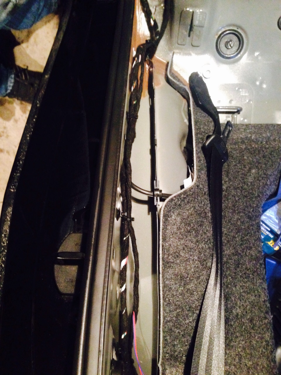 Прокладываем жгут — Volkswagen Polo Sedan