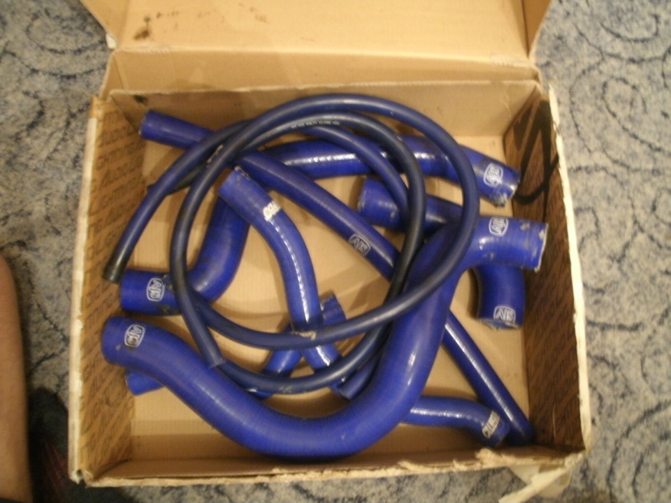 Патрубки приора 16кл. Патрубки системы охлаждения приора 16 клапанов. Патрубки приора 16 клапанов. Патрубки радиатора ваз приора 16 клапанов. Патрубки радиатора приора.