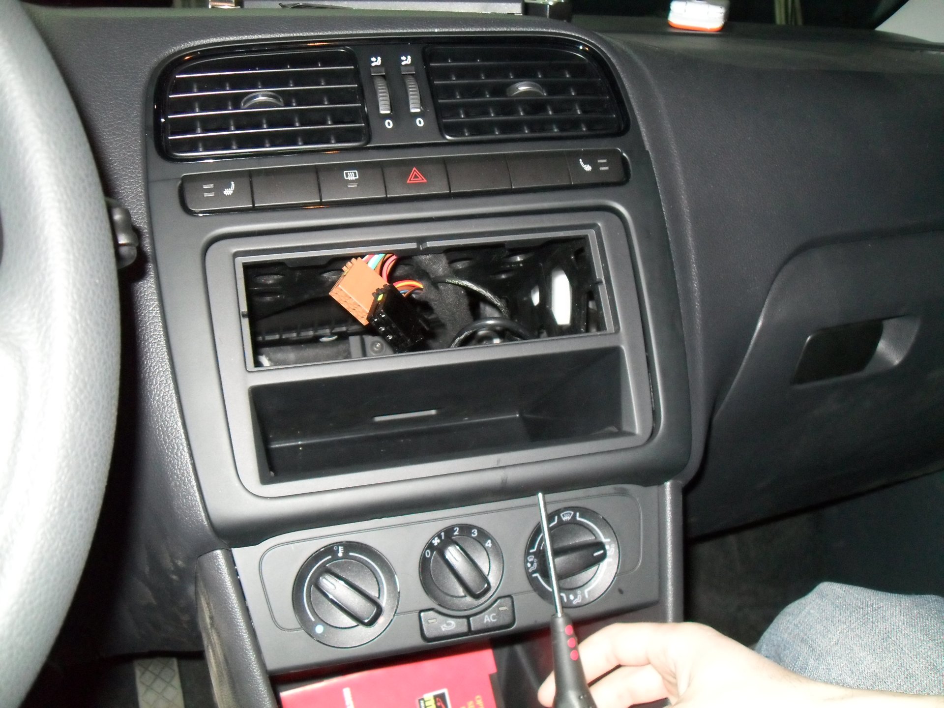 подключение радио в машине фольксваген пол