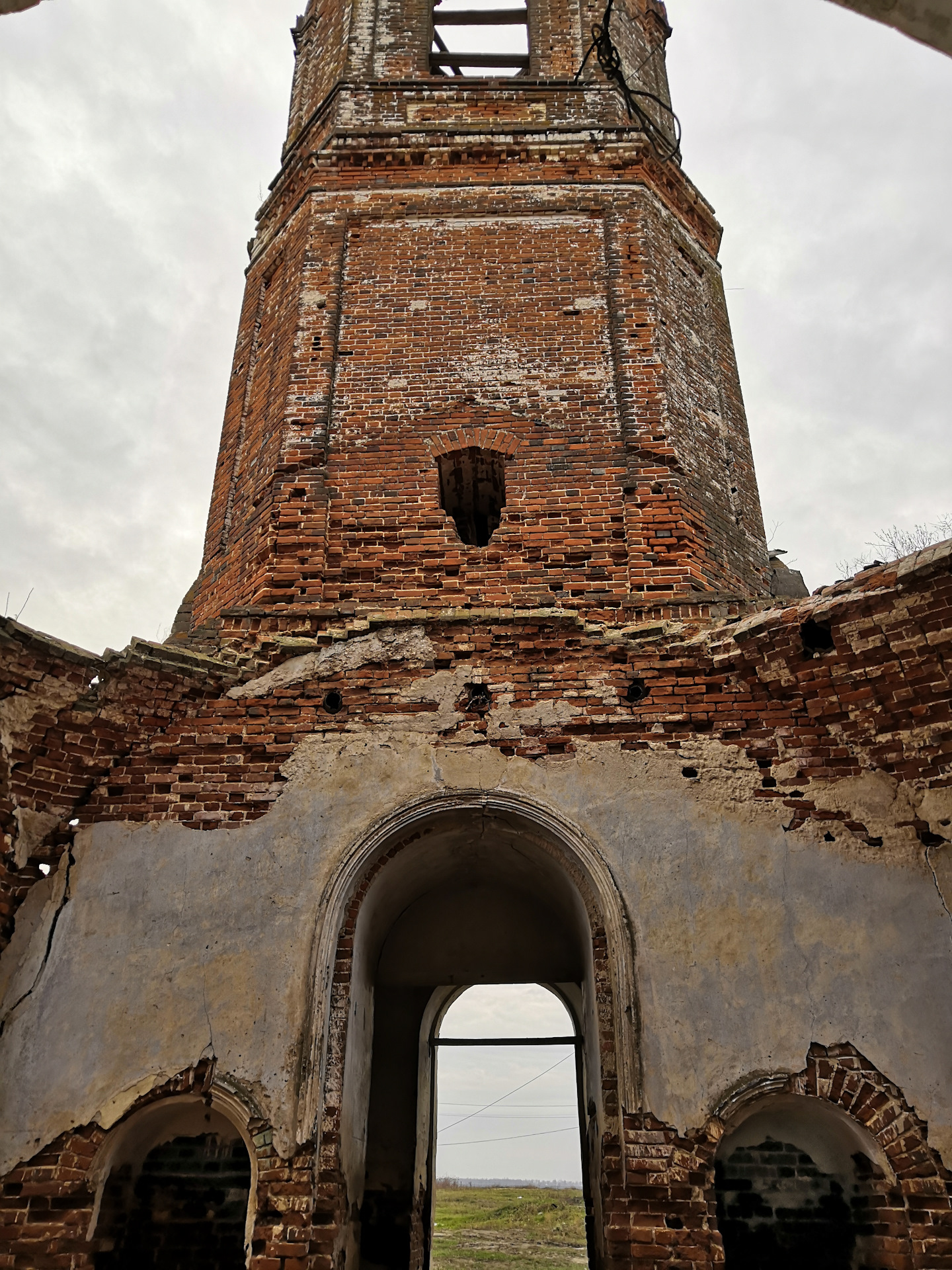 Мордовский пимбур. Церковь Николая Чудотворца (русский Пимбур). Руины церкви Николая Чудотворца. Мордовский Пимбур Зубово Полянский район.