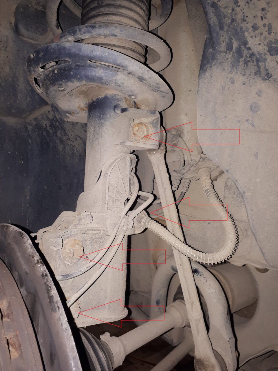 Krok 5: Przód: demontaż kolumny z auta — dostęp do górnego mocowania. — Mercedes W204